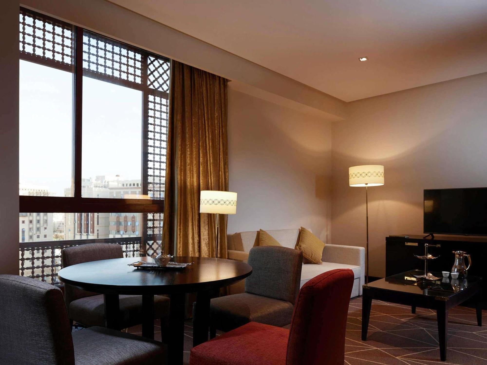 Junior Suite1 King Size Bed City View