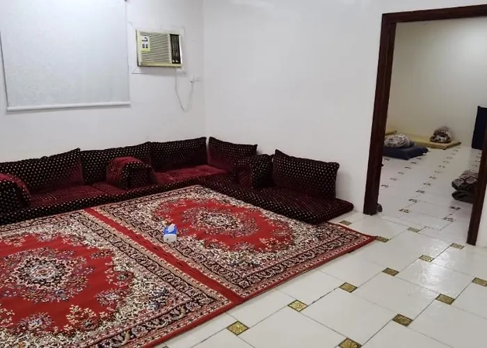 شقة عائلية -ليست فندقية- 8 دقائق بالسيارة للحرم أو قباء